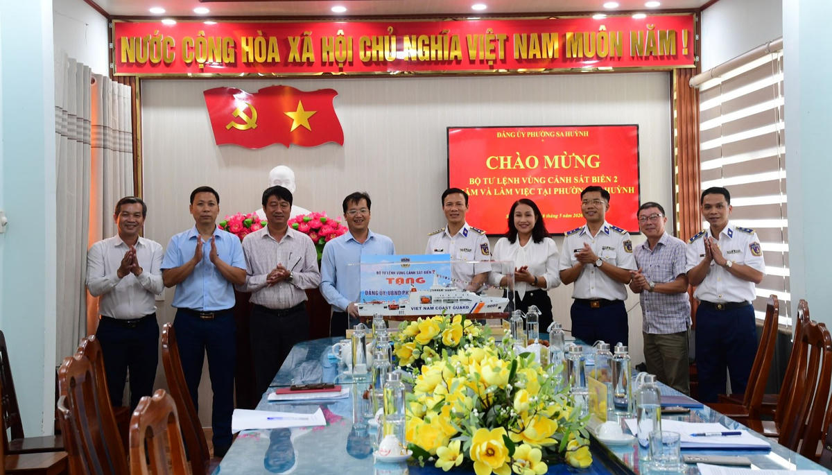 &nbsp;Đại tá Trần Hồng Quế, Phó Chính ủy Vùng Cảnh sát biển 2 đã đến thăm lãnh đạo Đảng ủy, UBND phường Sa Huỳnh. Ảnh: CBS 2.