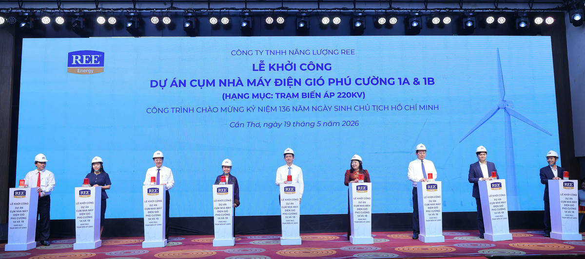 Đại diện lãnh đạo TP Cần Thơ và chủ đầu tư dự án thực hiện nghi thức khởi công Dự án cụm nhà máy điện gió Phú Cường 1A và 1B - Hạng mục trạm biến áp 220kV. Dự sự kiện có Ủy viên Ban Chấp hành Trung ương Đảng, Bí thư Thành ủy, Trưởng đoàn Đại biểu quốc hội TP Cần Thơ Lê Quang Tùng (đứng giữa). Ảnh TP