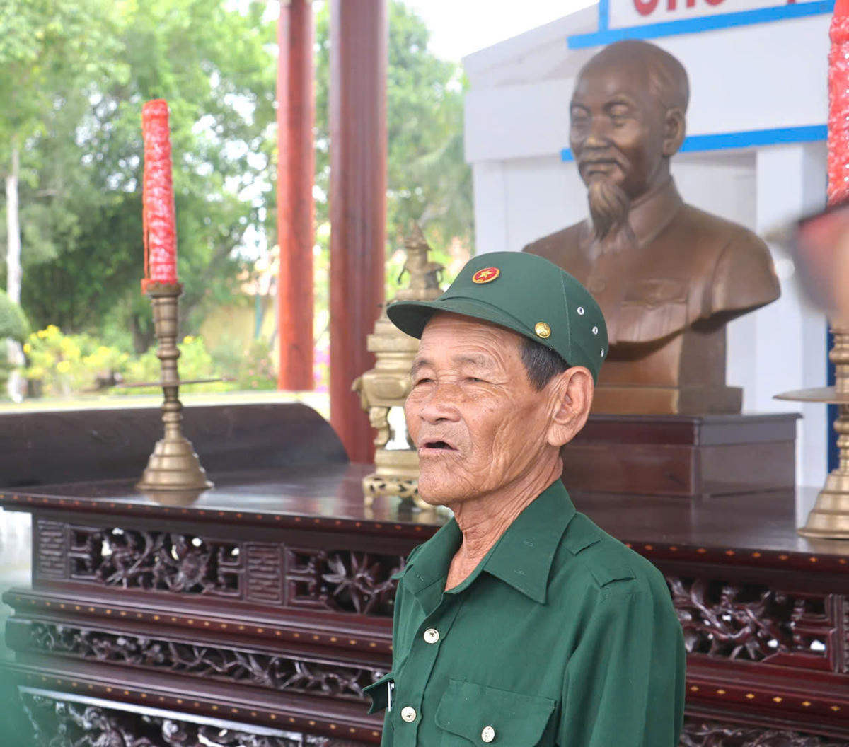 Ông Nguyễn Văn Khoa, người bảo vệ Ðền thờ Chủ tịch Hồ Chí Minh tại xã Châu Thới từ năm 1972. Ảnh: Nguyên Du
