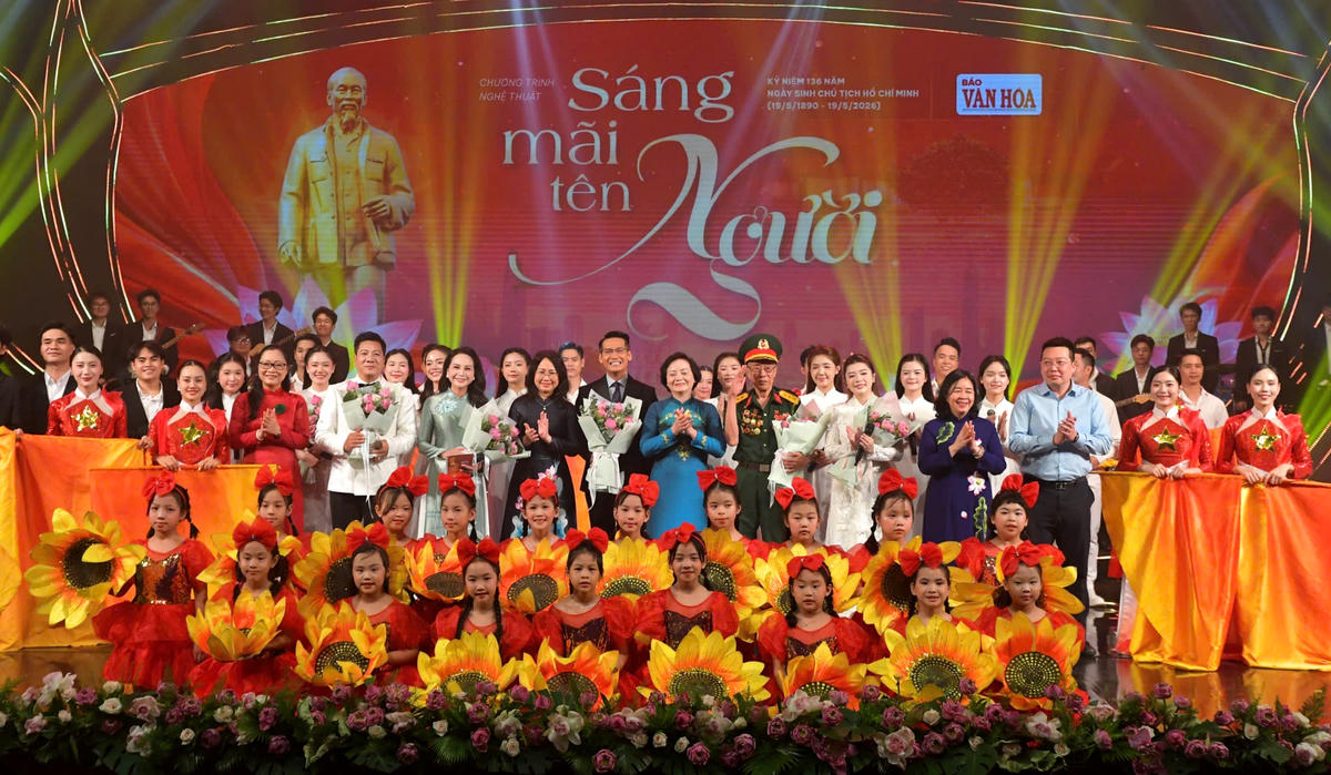 Các đại biểu chụp ảnh lưu niệm cùng các nghệ sĩ tại chương trình.