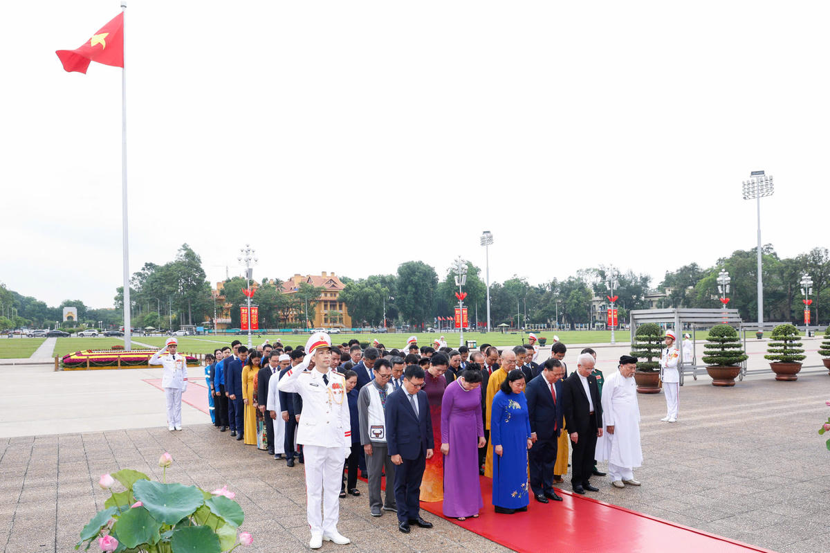 Trước anh linh Chủ tịch Hồ Chí Minh, đoàn đại biểu đã bày tỏ lòng biết ơn vô hạn, thành kính tưởng nhớ công lao to lớn của Người đối với sự nghiệp cách mạng của Đảng và dân tộc ta. Ảnh: Quang Vinh