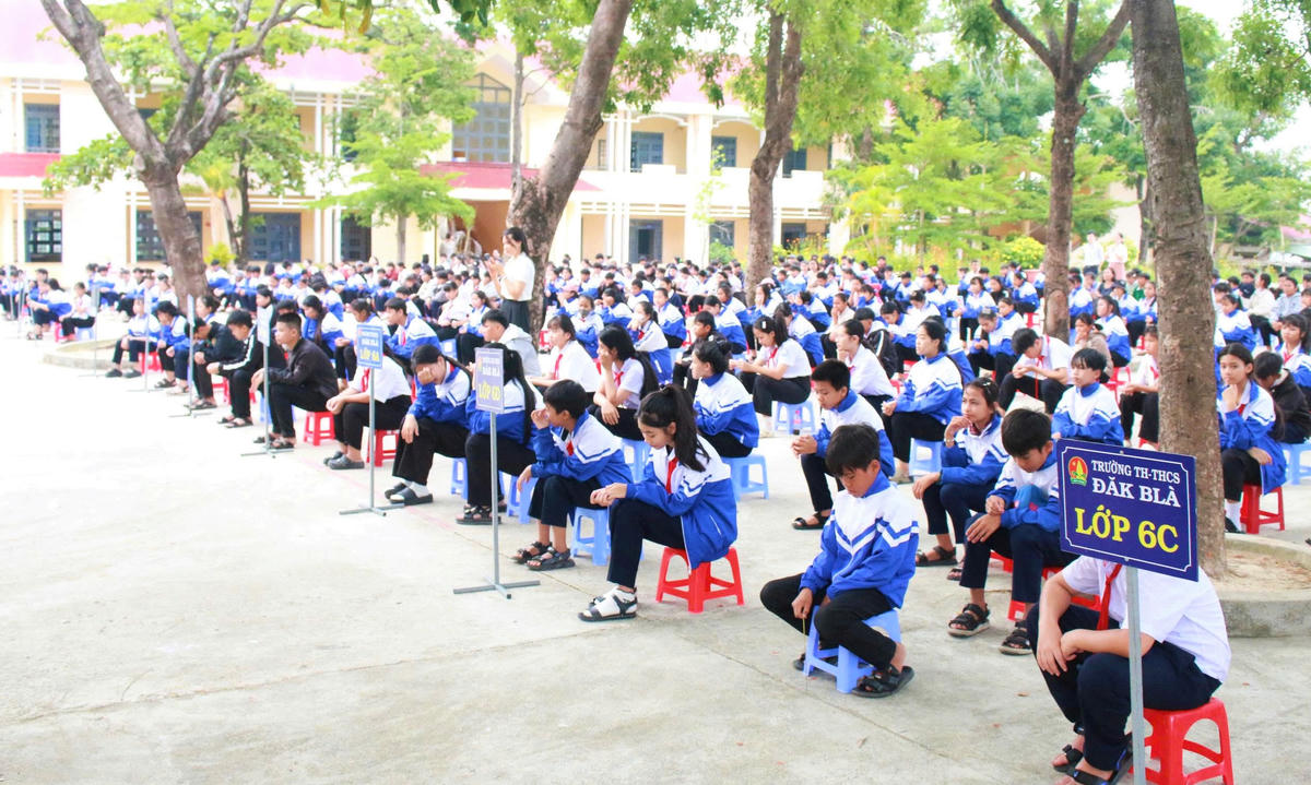 Học sinh Trường TH-THCS Đăk Blà được hướng dẫn kỹ năng phòng chống đuối nước. Ảnh: BT.