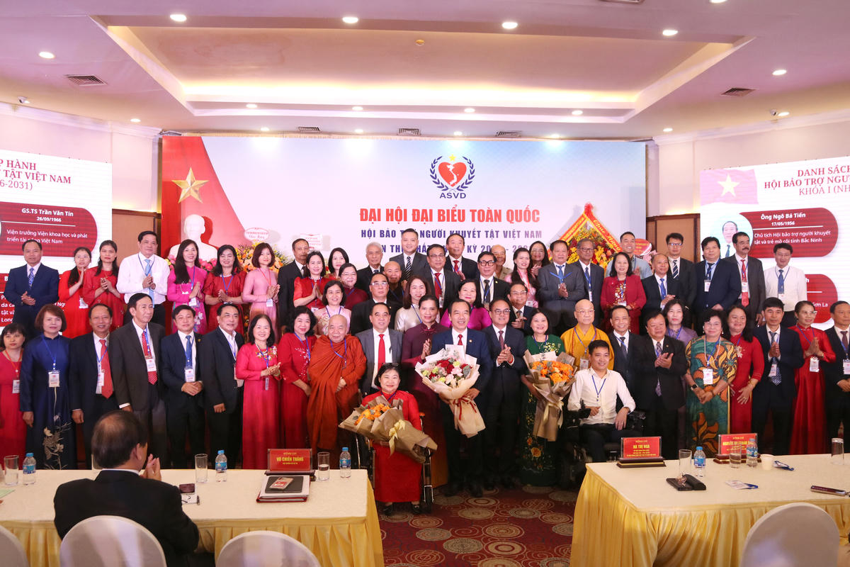 Phó Chủ tịch - Tổng Thư ký Hà Thị Nga tặng hoa chúc mừng Ban Chấp hành&nbsp;Hội Bảo trợ người khuyết tật và trẻ em mồ côi Việt Nam khóa I.