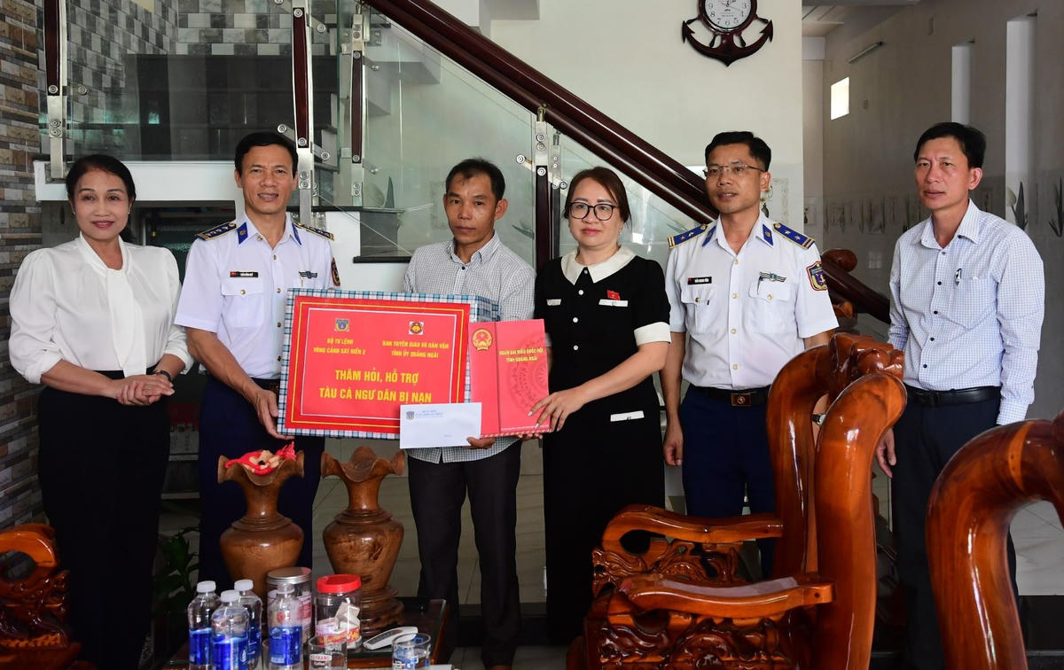 &nbsp;Đại tá Trần Hồng Quế, Phó Chính ủy Vùng Cảnh sát biển 2 cùng thăm hỏi, động viên, tặng quà gia đình ngư dân có tàu bị cháy ở phường Sa Huỳnh. Ảnh: CBS 2.