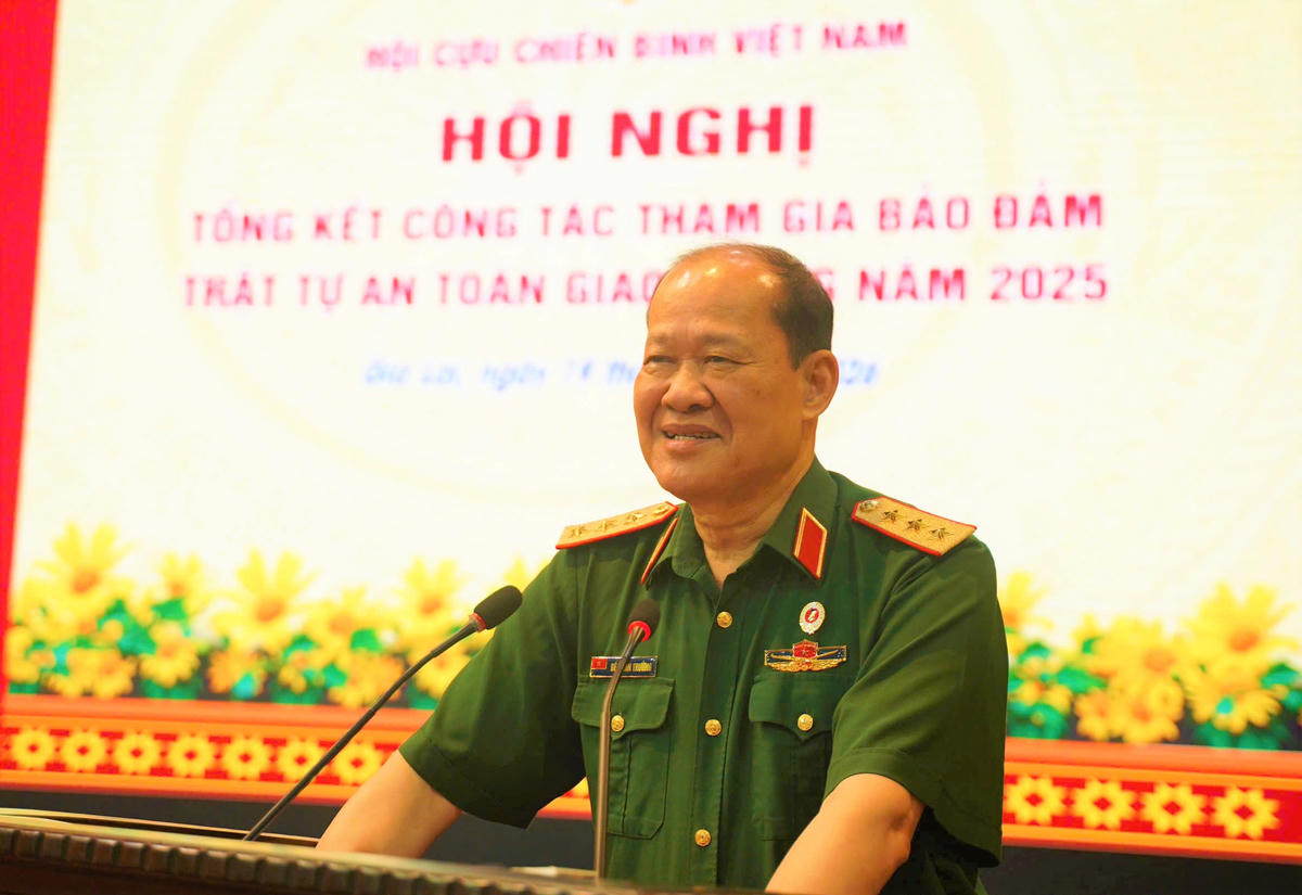 Thượng tướng Bế Xuân Trường, Phó Chủ tịch Ủy ban Trung ương MTTQ Việt Nam, Chủ tịch Hội cựu chiến binh Việt Nam phát biểu tại hội nghị. Ảnh: Đình Sang.