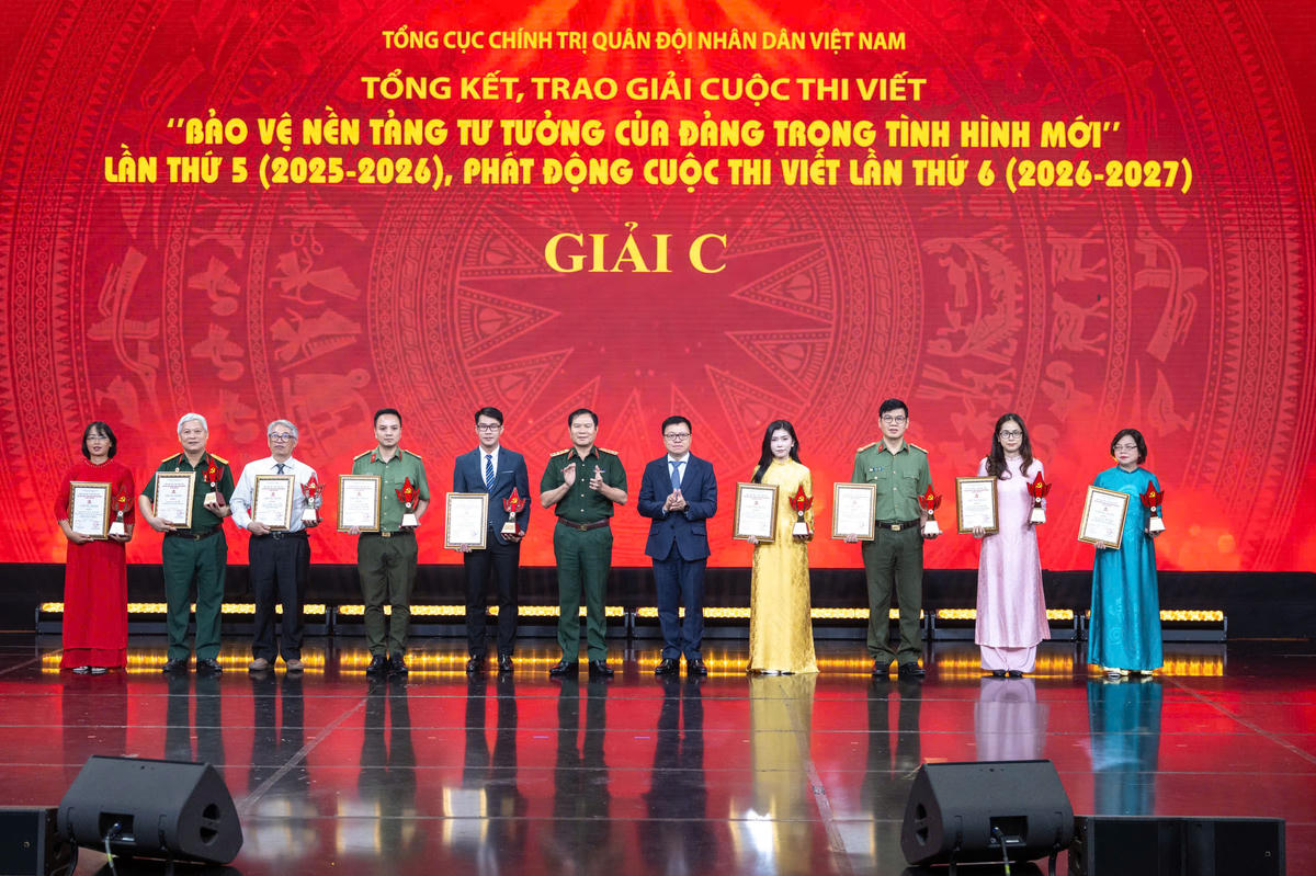 Ban Tổ chức trao giải cho các tác giả đoạt giải.