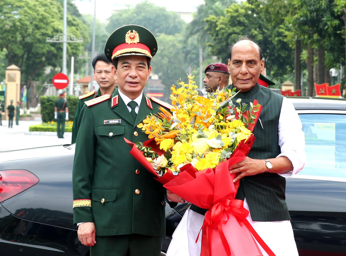 Đại tướng Phan Văn Giang đón Bộ trưởng Bộ Quốc phòng Ấn Độ Rajnath Singh. Ảnh Trọng Hải