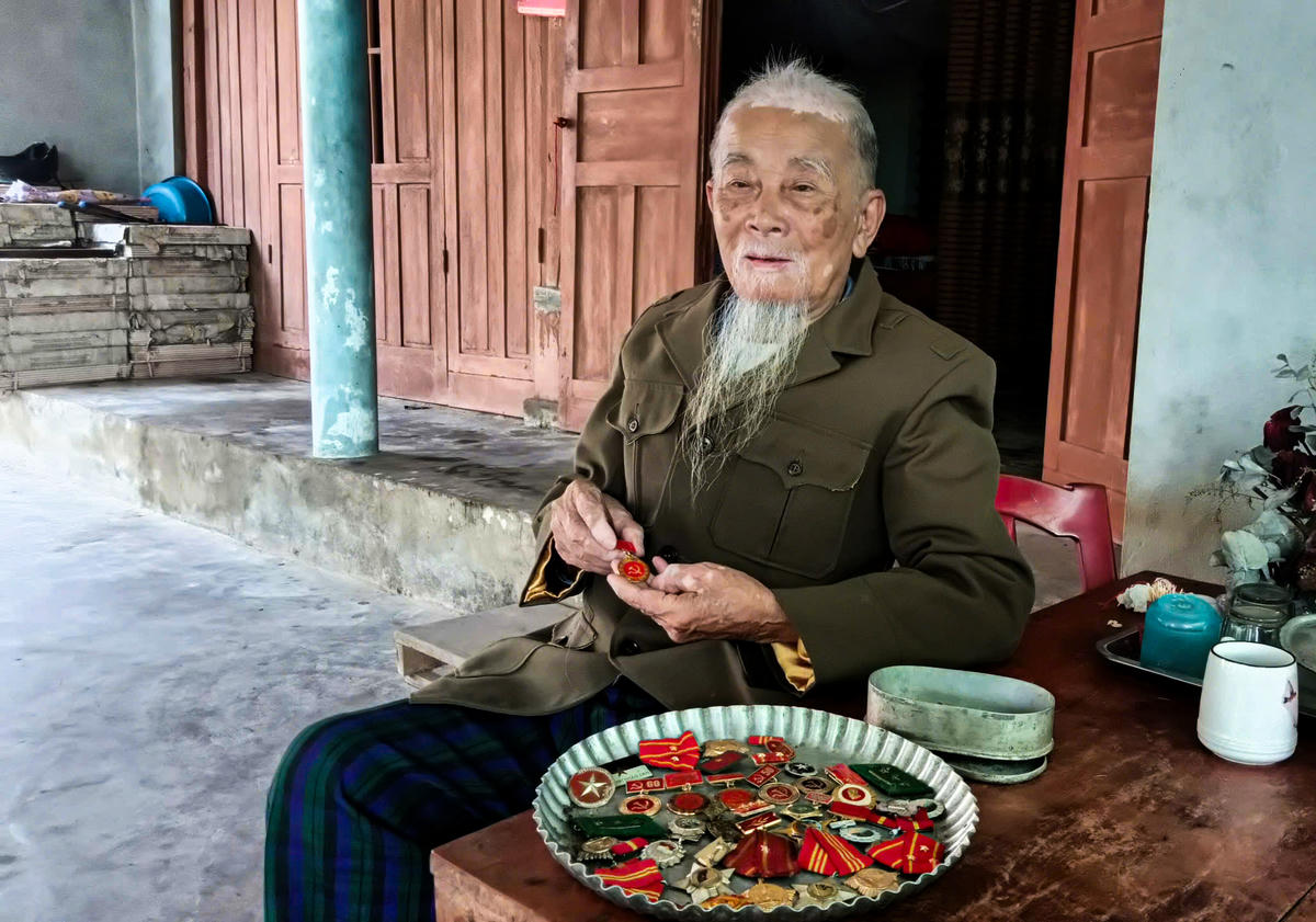 Ký ức về những năm tháng chiến tranh và quãng thời gian được bảo vệ Bác Hồ vẫn luôn hiện hữu trong tâm trí cựu chiến binh Phan Văn Thi. Ảnh: Tiến Quân