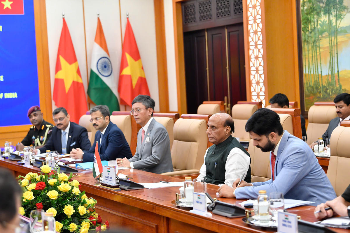 Bộ trưởng Bộ Quốc phòng Ấn Độ Rajnath Singh cùng đoàn đại biểu Ấn Độ tại hội đàm. Ảnh: Trọng Hải