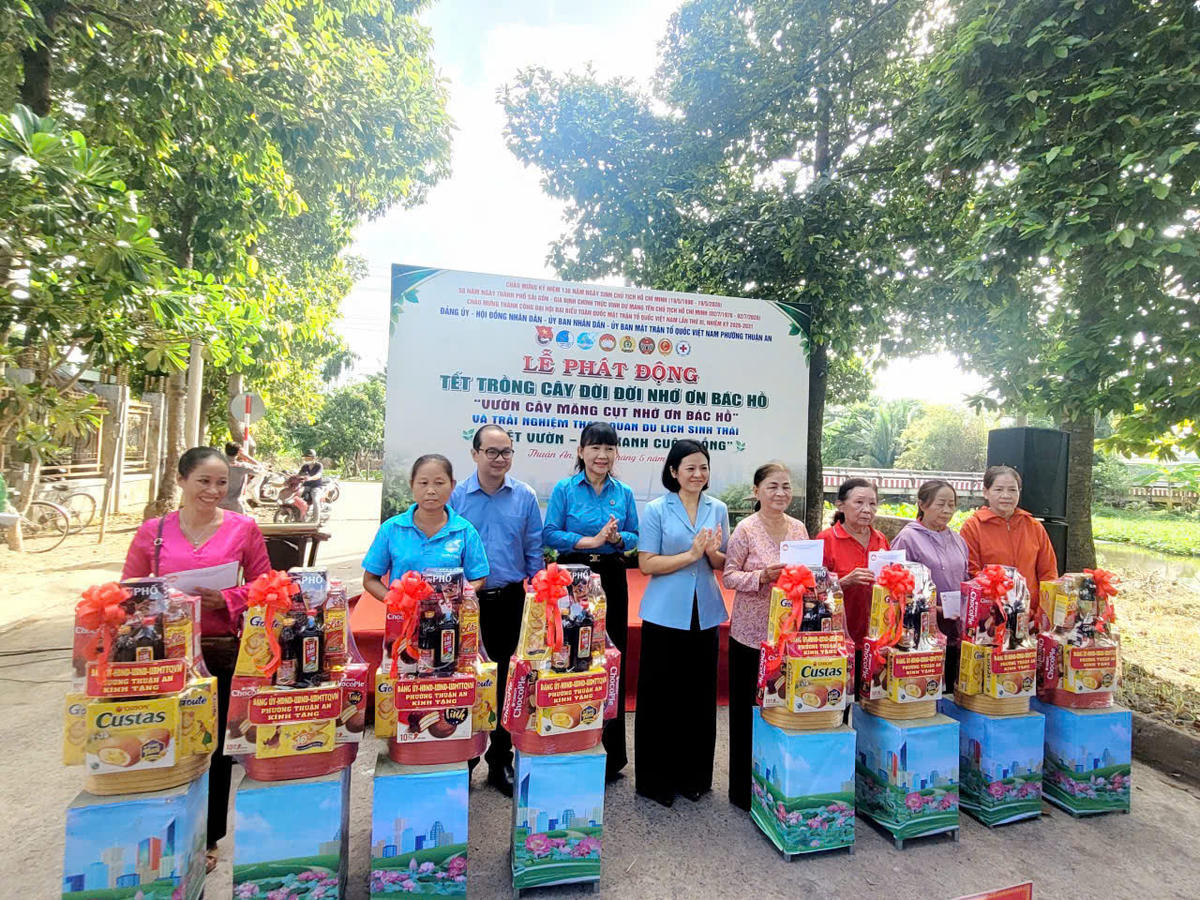 Phường Thuận An trao quà hỗ trợ người nghèo tại buổi lễ. Ảnh: Q.Đ.