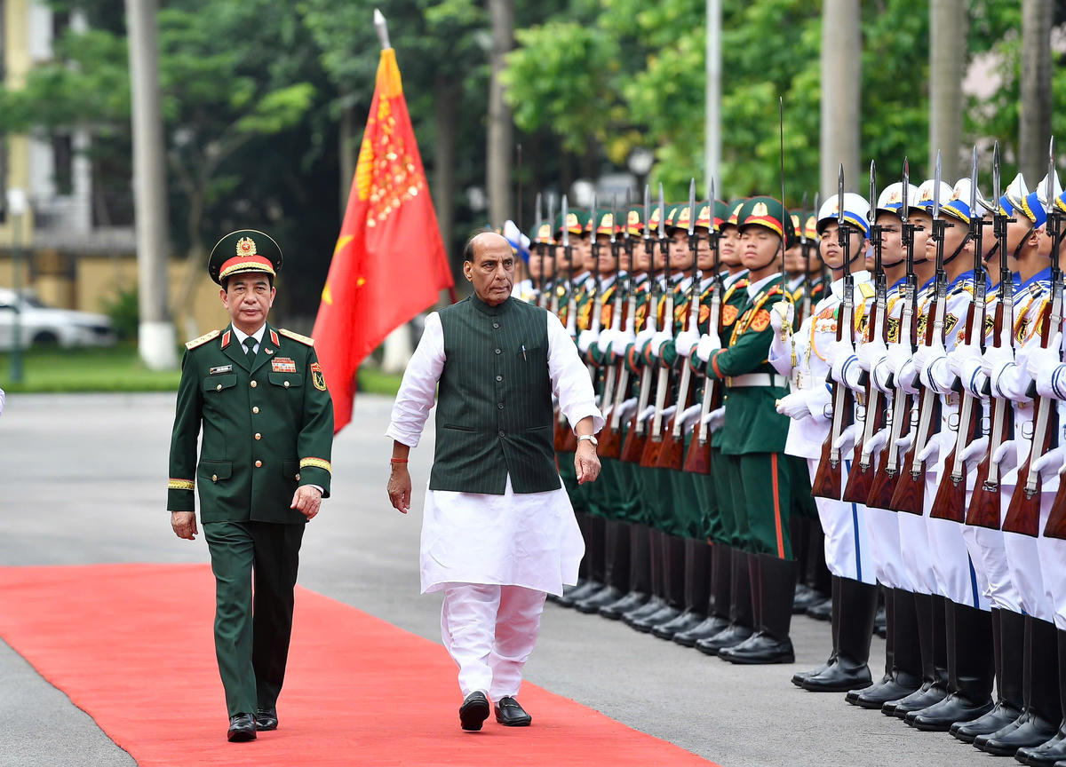 Đại tướng Phan Văn Giang và Bộ trưởng Bộ Quốc phòng Ấn Độ Rajnath Singh duyệt Đội danh dự Quân đội nhân dân Việt Nam.&nbsp;Ảnh: Trọng Hải