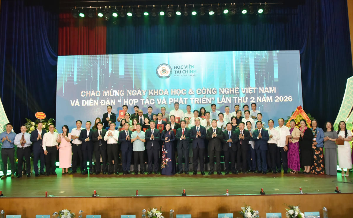 Các địa biểu chụp ảnh lưu niệm. Ảnh: HVTC
