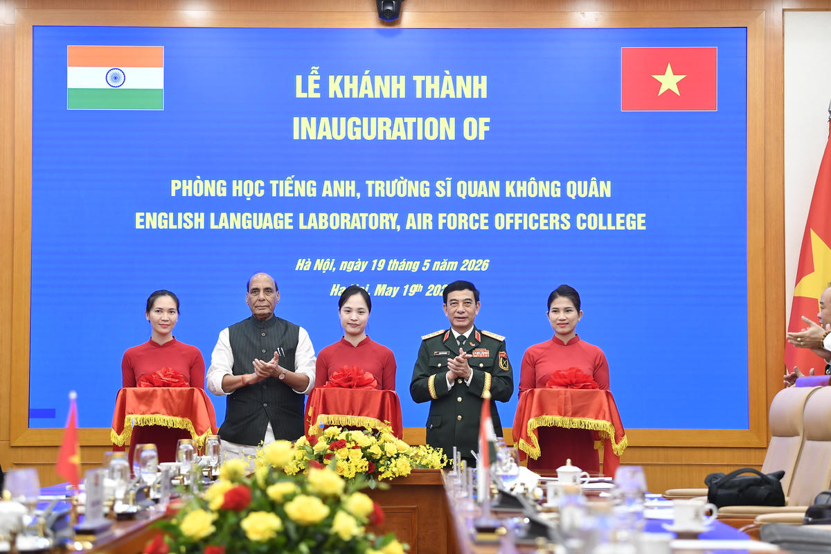 Đại tướng Phan Văn Giang và Bộ trưởng Rajnath Singh cắt băng khánh thành tượng trưng Phòng học ngoại ngữ của Trường Sĩ quan Không quân. 