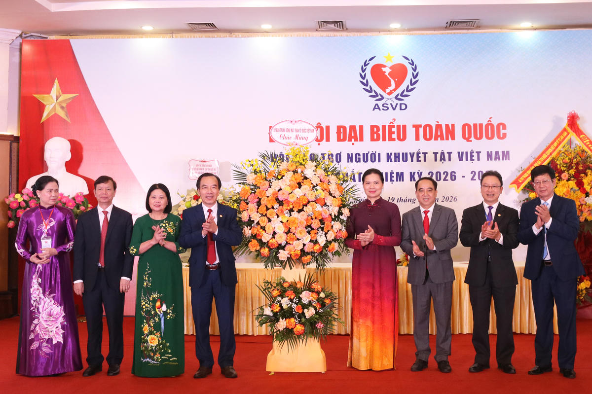 Phó Chủ tịch - Tổng Thư ký Hà Thị Nga tặng hoa chúc mừng Đại hội.