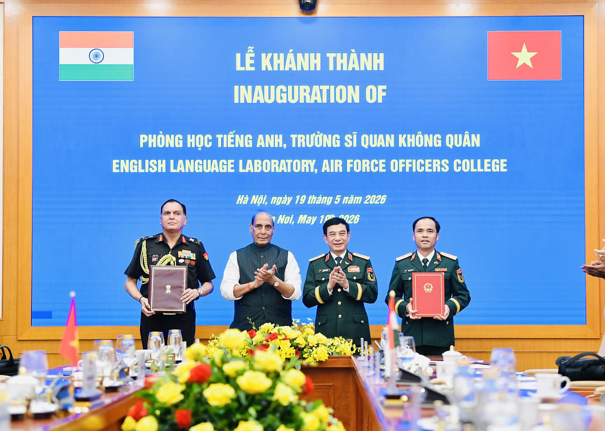 Đại tướng Phan Văn Giang và Bộ trưởng Rajnath Singh chứng kiến lễ trao Thỏa thuận hợp tác giữa Trường Đại học Thông tin liên lạc Việt Nam và Đại học Kỹ thuật thông tin liên lạc quân sự Ấn Độ. 