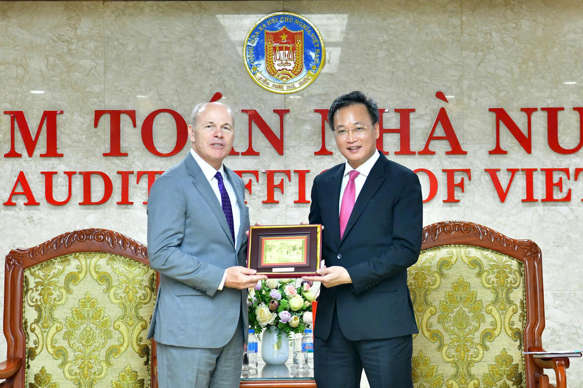 Tổng Kiểm toán nhà nước Nguyễn Hữu Nghĩa tặng quà lưu niệm cho Đại sứ James Nickel. Ảnh: M.Thúy