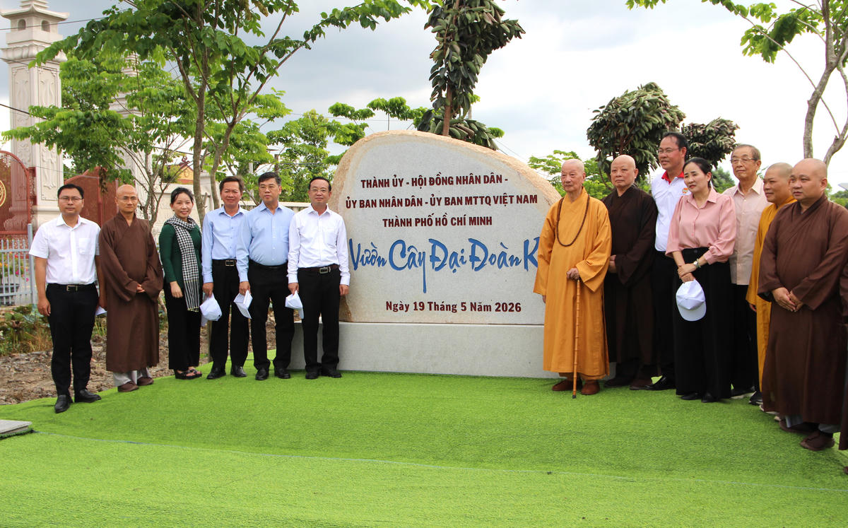 Lãnh đạo TP Hồ Chí Minh và Lãnh đạo Trung ương Giáo hội Phật giáo Việt Nam chụp ảnh lưu niệm tại “Vườn cây Đại đoàn kết” trong Công viên Văn hóa Láng Le. Ảnh: Q.Đ.