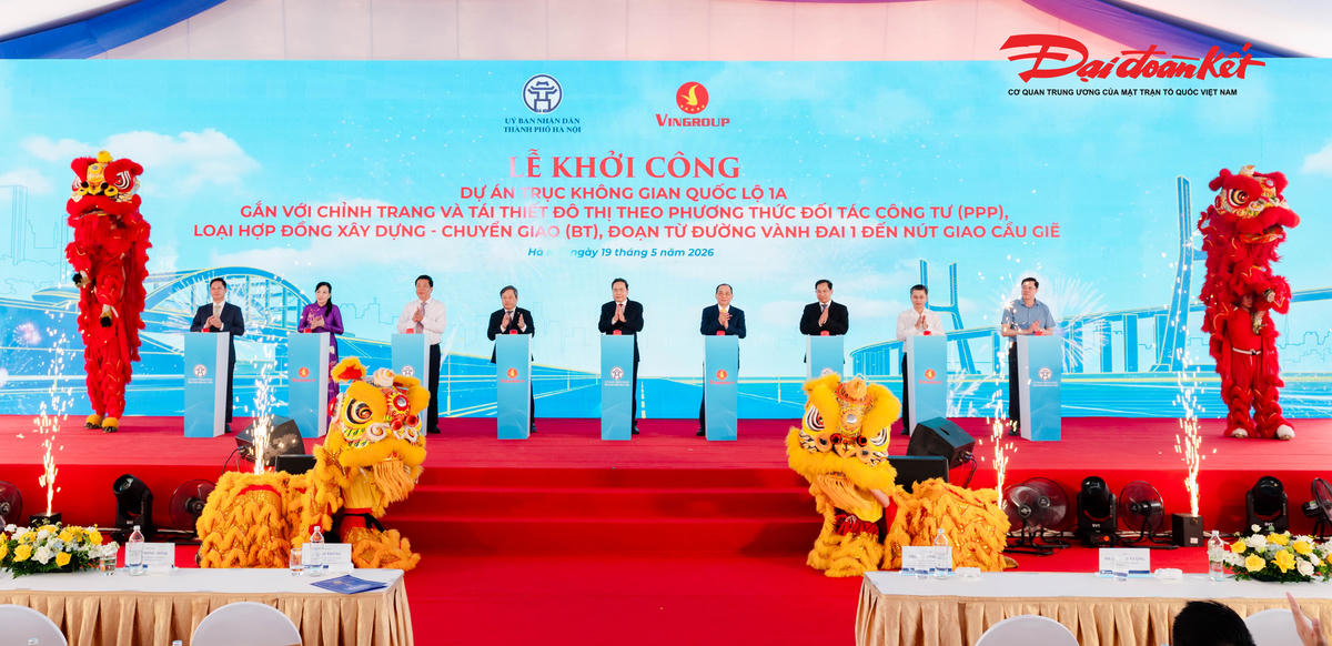 Chủ tịch Quốc hội Trần Thanh Mẫn cùng các đại biểu thực hiện nghi thức khởi công.