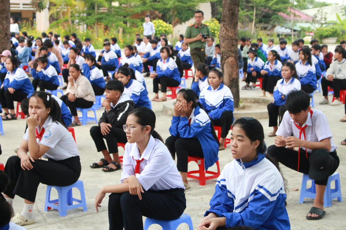 Học sinh Trường TH-THCS Đăk Blà được nghe tuyên truyền phòng chống đuối nước. Ảnh: BT.