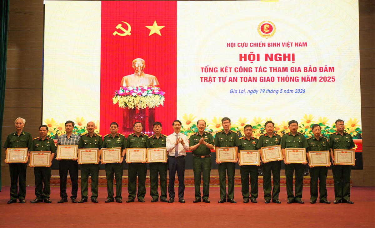 Khen thưởng 31 tập thể và 16 cá nhân thuộc Hội CCB Việt Nam có thành tích xuất sắc trong công tác tham gia bảo đảm trật tự, an toàn giao thông. Ảnh: Đình Sang.
