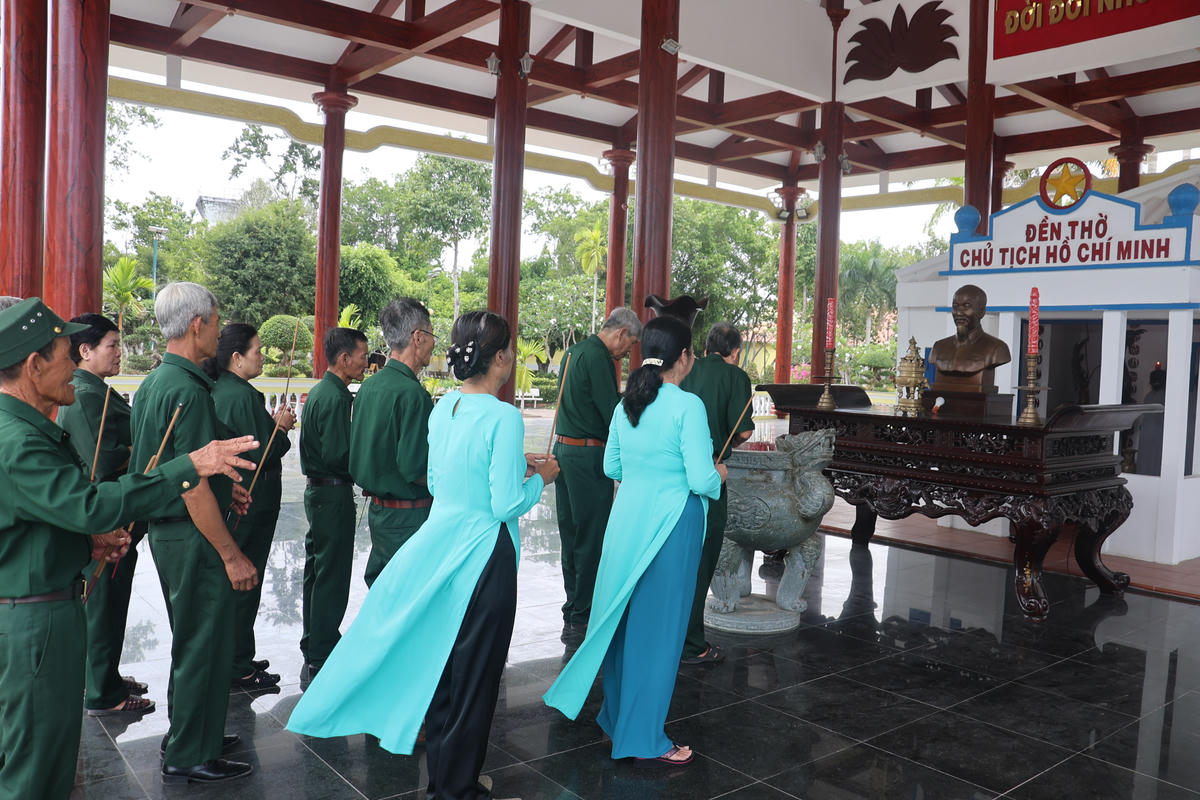Người dân xã Châu Thới tự nguyện thành lập 2 câu lạc bộ thắp hương hằng ngày để tưởng nhớ công ơn Bác Hồ. Ảnh: Nguyên Du
