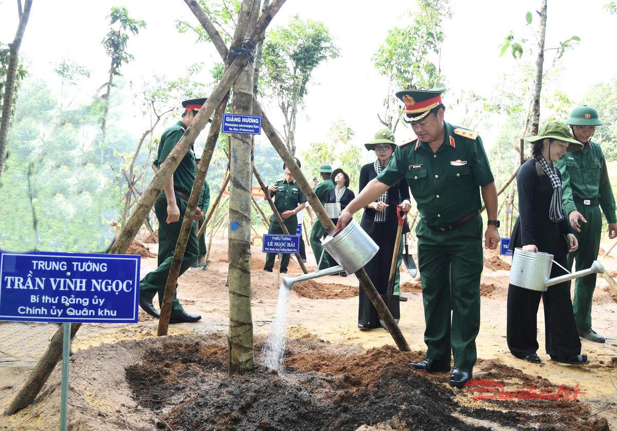 Trung tướng Trần Vinh Ngọc, Bí thư Đảng ủy, Chính ủy Quân khu 7 tham gia lễ phát động phong trào trồng cây "Đời đời nhớ ơn Bác Hồ". Ảnh: Tuấn Tài.