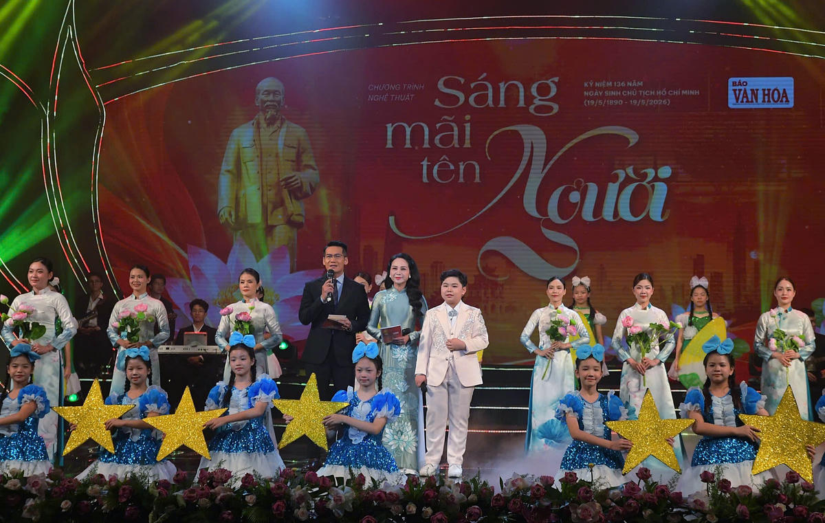 “Sáng mãi tên Người” được xây dựng như một dòng chảy cảm xúc xuyên suốt từ quá khứ đến hiện tại, khắc họa hình tượng Chủ tịch Hồ Chí Minh không chỉ là một lãnh tụ vĩ đại mà còn là biểu tượng văn hóa, ánh sáng dẫn đường cho dân tộc.