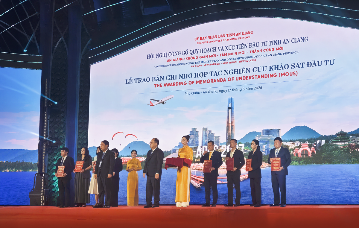 Ông Đặng Quang Minh - Chủ tịch HĐQT MEYGROUP (ngoài cùng bên phải) nhận bản ghi nhớ nghiên cứu, khảo sát đầu tư dự án mới tại An Giang.