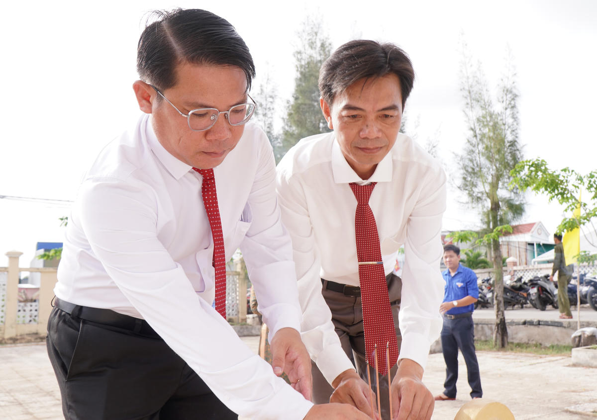 Lãnh đạo Đảng ủy, UBND xã Đất Mũi thắp hương tưởng nhớ Bác. Ảnh: Nguyên Du