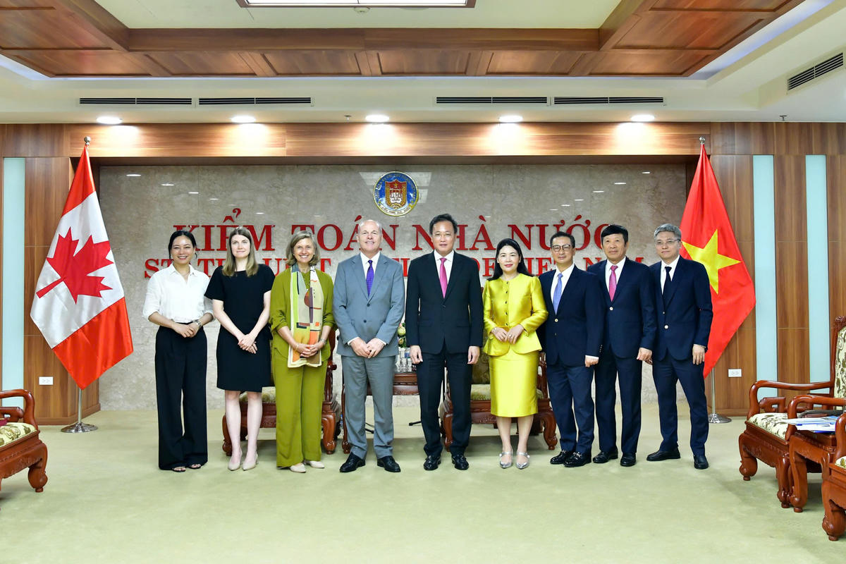 Tổng Kiểm toán nhà nước Nguyễn Hữu Nghĩa và Đại sứ James Nickel cùng đại biểu của hai cơ quan chụp ảnh lưu niệm. Ảnh: M.Thúy