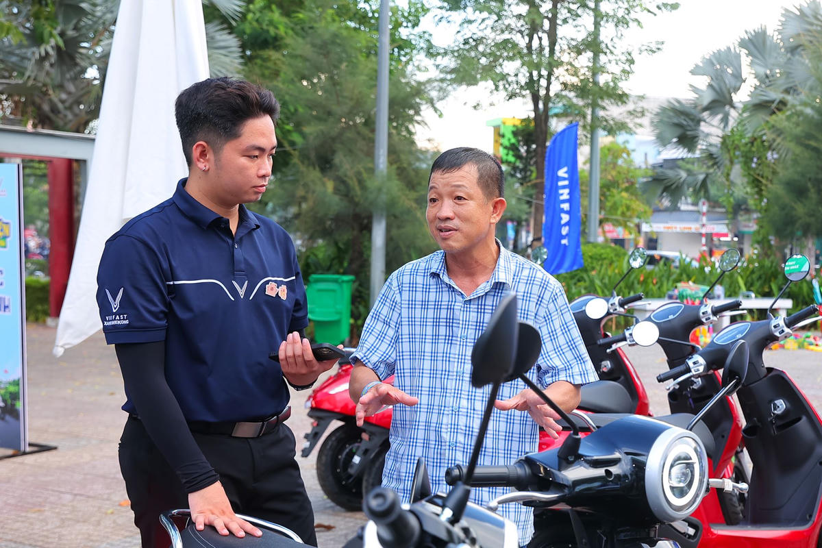 Ông Nguyễn Văn Thiện đánh giá cao chất lượng và chi phí vận hành tiết kiệm của xe máy điện VinFast