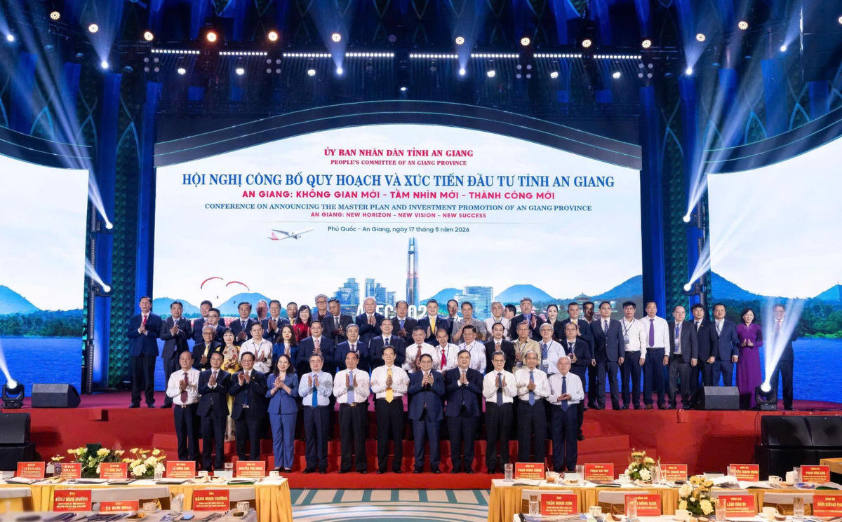Các lãnh đạo và đại biểu tham dự Hội nghị công bố quy hoạch và xúc tiến đầu tư tỉnh An Giang.