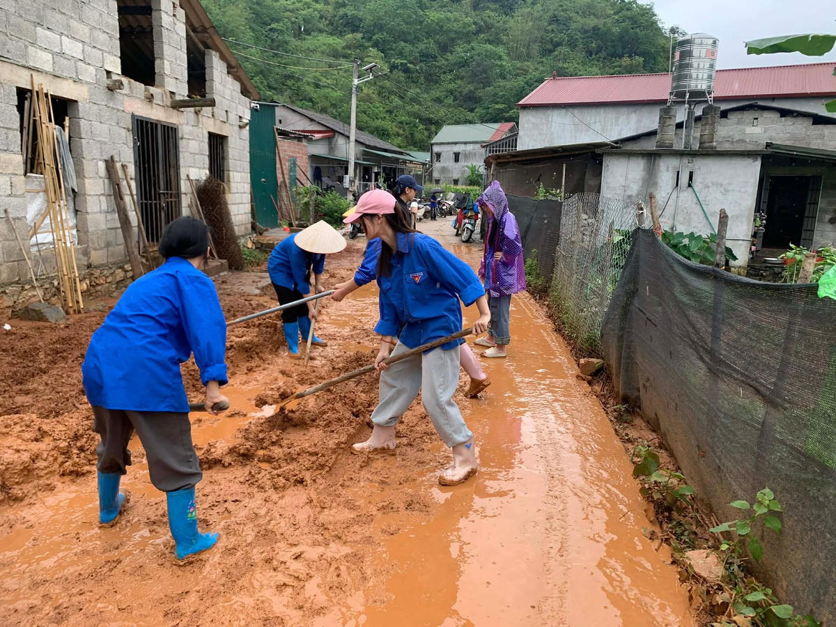 Học sinh Đoàn Trường THPT Bằng Ca chung tay cùng người dân dọn dẹp các tuyến đường bị ảnh hưởng bởi mưa lũ.