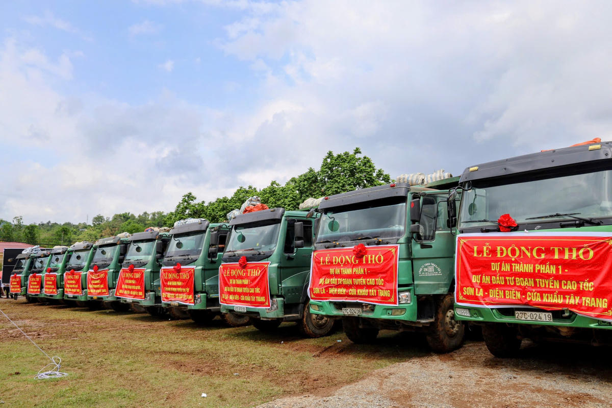 Trang thiết bị, máy móc thi công xếp hàng tại Lễ động thổ. Ảnh: L.L