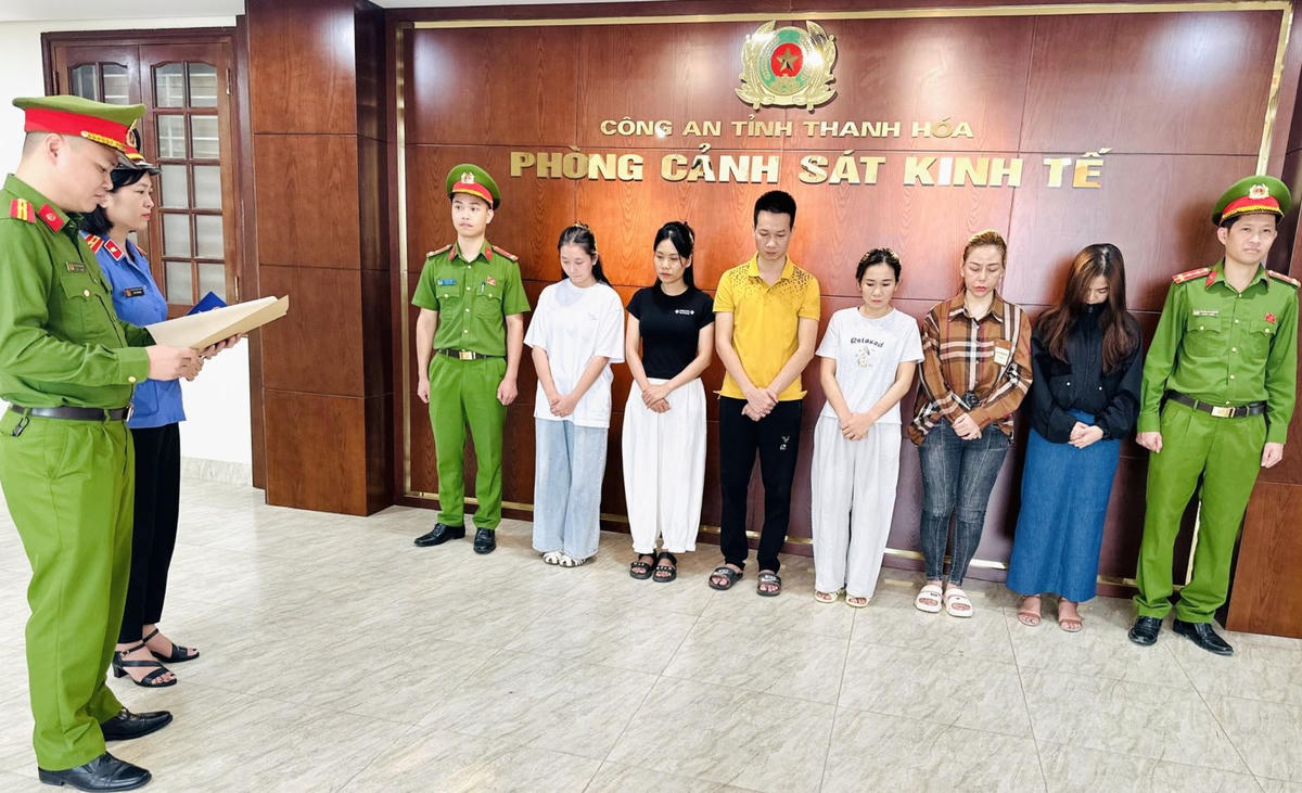 Các đối tượng nghe đọc lệnh khởi tố. Ảnh: CATH