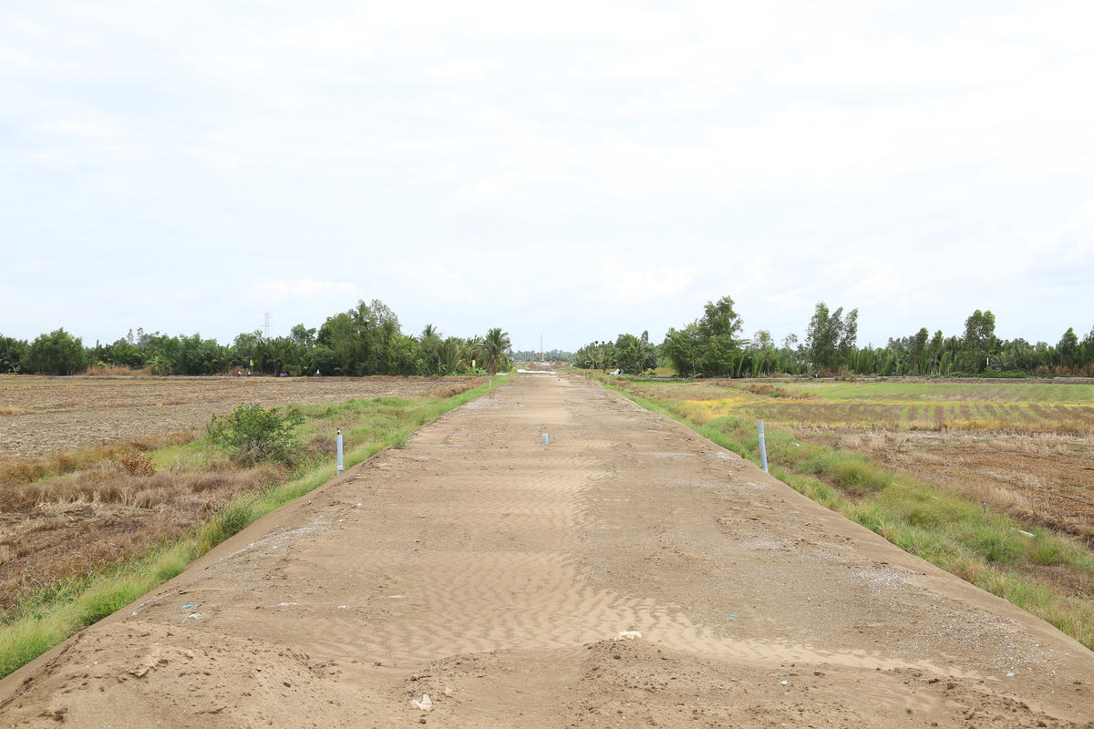 Nhiều đoạn trên dự án&nbsp;đường Hồ Chí Minh đoạn Rạch Sỏi - Bến Nhất, Gò Quao - Vĩnh Thuận đã gia tải xong nhưng còn chờ đá để tiếp tục thi công. Ảnh: T.T