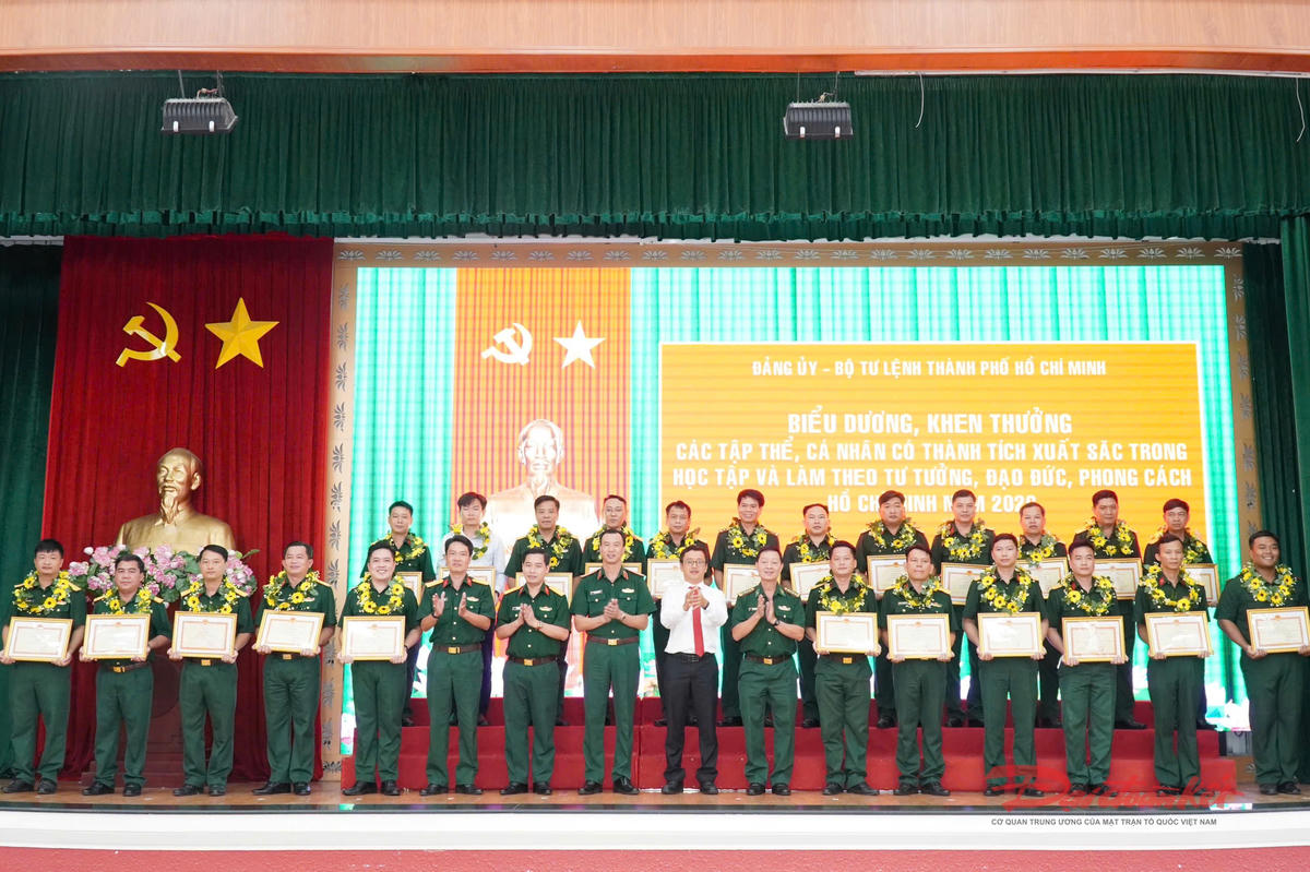 Khen thưởng 28 tập thể, cá nhân tiêu biểu của lực lượng vũ trang TP Hồ Chí Minh học tập và làm theo gương Bác