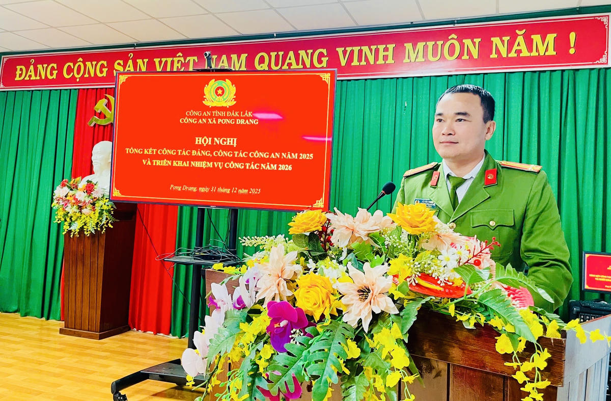 Trung tá Lê Văn Thanh - Trưởng Công an xã Pơng Drang triển khai nhiệm tăng cường rà soát phương tiện trong trường học.