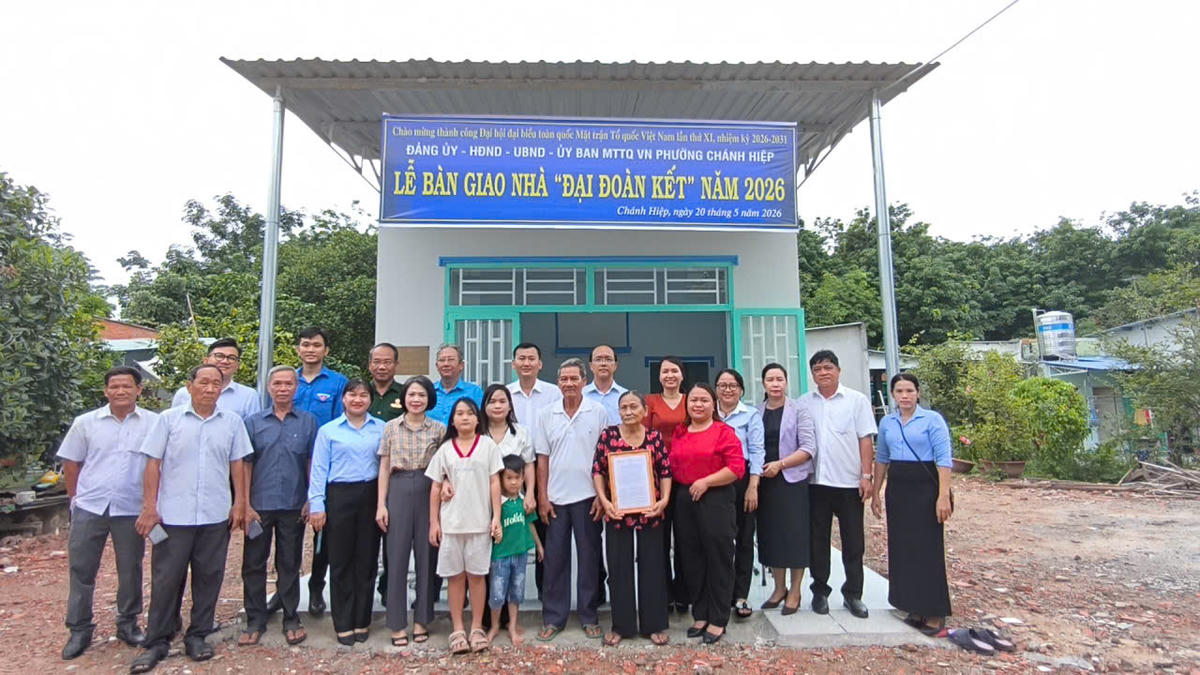 Lãnh đạo phường Chánh Hiệp trao nhà Đại đoàn kết cho gia đình bà Đỗ Thị Rẽ. Ảnh: HC.