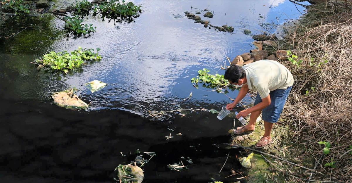 Nước&nbsp; đoạn&nbsp; kênh Chìm Sơn Tịnh chuyển màu đen. Ảnh: NT.