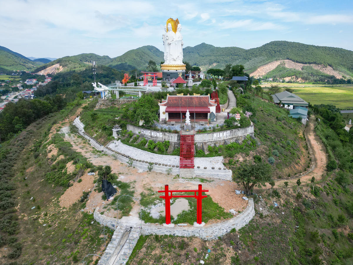 Trên đỉnh núi ở giữa làng là chùa Cao Hà Lĩnh. Ảnh: Đình Minh