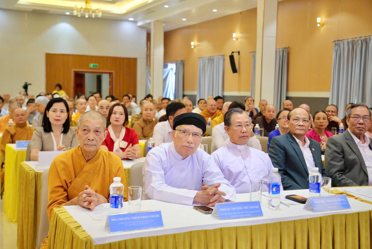 Các chức sắc, chức việc và cá nhân tiêu biểu các tôn giáo trên địa bàn TP Đà Nẵng tham dự hội nghị. Ảnh: TT.
