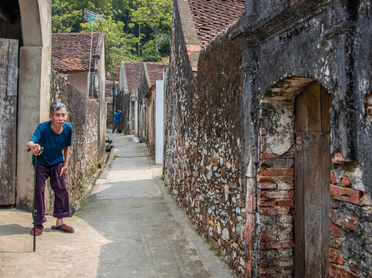 Chính quá trình cộng cư lâu đời ấy đã tạo nên một không gian làng cổ mang đậm đặc trưng 'tựa sơn hướng thủy' vừa bình yên vừa cổ kính. Ảnh: Đình Minh