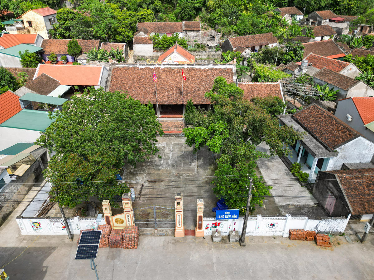 Giữa không gian cổ kính ấy, đình làng Tiên Hòa vẫn là nơi lưu giữ hồn cốt của cộng đồng cư dân địa phương. Ngôi đình gần 200 năm tuổi thờ Cao Sơn Đại vương - Thành hoàng làng, đồng thời là nơi diễn ra các hoạt động văn hóa, tín ngưỡng truyền thống. Ảnh: Đình Minh