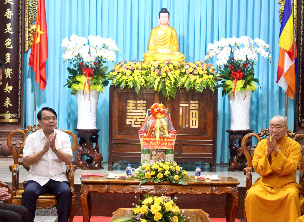 Ông Đặng Hồng Sỹ, Phó Bí thư Thường trực Tỉnh ủy Lâm Đồng  tặng quà chúc mừng Ban Trị sự Giáo hội Phật giáo Việt Nam tỉnh Lâm Đồng, nhân Đại lễ Phật đản năm 2026. 