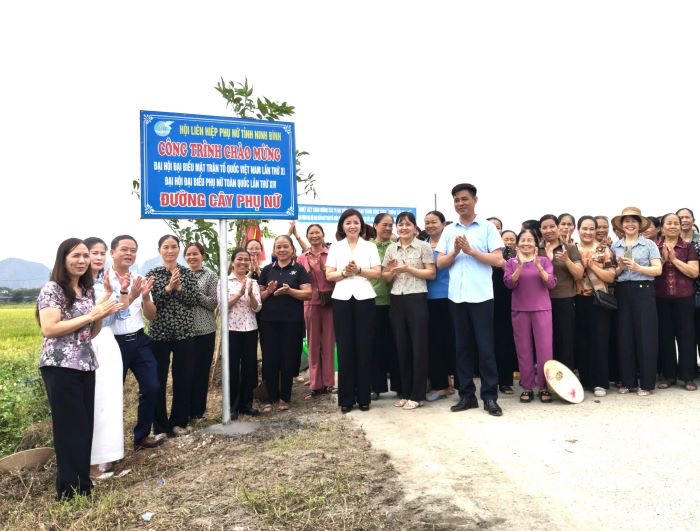 Hội LHPN tỉnh Ninh Bình và các đại biểu tham gia trồng cây và gắn biển công trình đường cây chào mừng Đại hội đại biểu phụ nữ toàn quốc lần thứ XIV. Ảnh: PV
