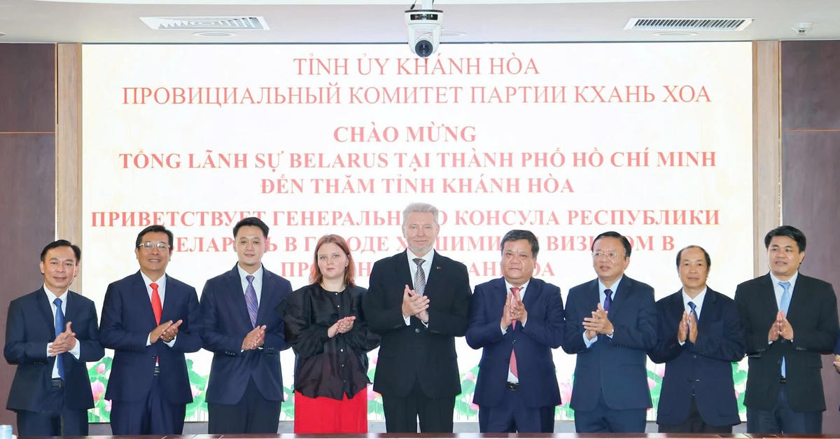 Ông Trần Phong, Bí thư Tỉnh ủy Khánh Hòa và ông Alexander Sidoruk cùng các đại biểu chụp hình lưu niệm tại buổi làm việc.