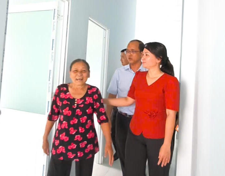 Niềm vui của bà Rẽ khi được nhận ngôi nhà mới. Ảnh: HC.