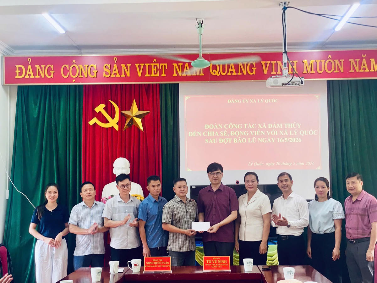 Đại diện hai doanh nghiệp trao tặng số tiền 100 triệu đồng với mong muốn chung tay cùng xã hỗ trợ kịp thời cho bà con.