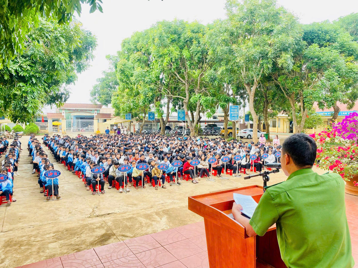 Công an xã Pơng Drang tuyên truyền giao thông học đường. Ảnh này đặt làm ảnh đại diện.